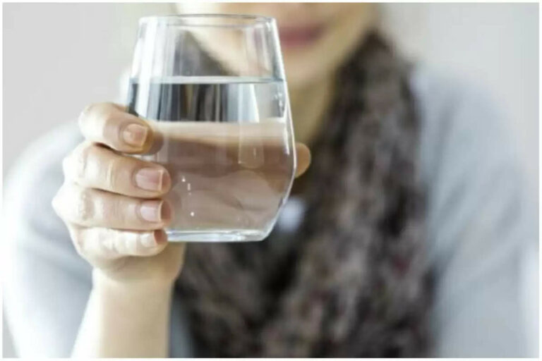 बढ़ती उम्र को कम करने में बहुत कारगर है गर्म पानी, जानिए इसके अन्य बेहतरीन फायदे