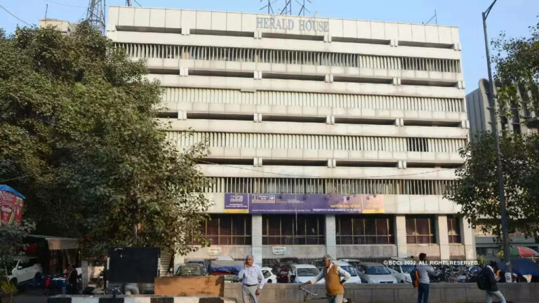 ED ने सील किया नेशनल हेराल़्ड का दफ्तर, एहतियात के तौर पर दिल्ली पुलिस ने डाला AICC ऑफिस के बाहर डेरा
