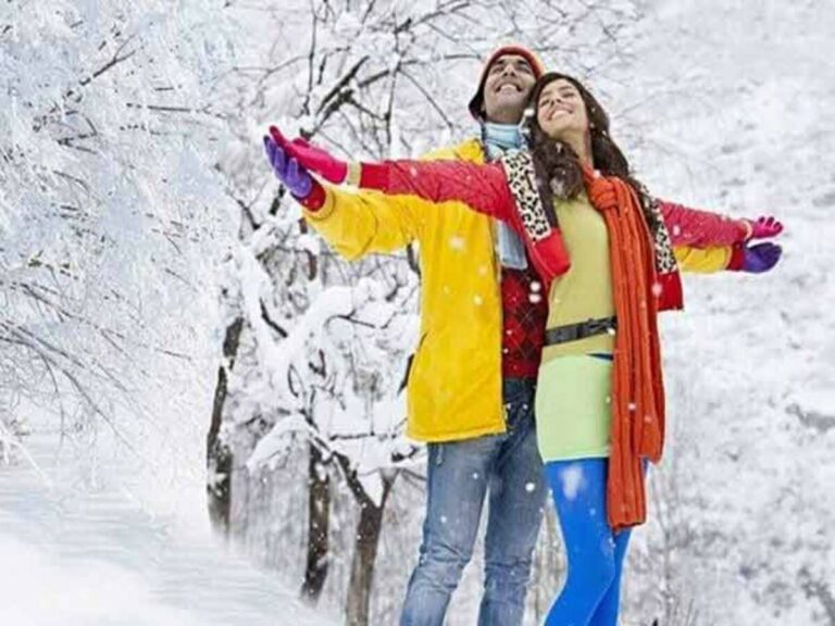 Snow Covered Mountains In Manali: लव पार्टनर के साथ लें बर्फबारी का मजा, हनीमून पर प्लान करें मनाली