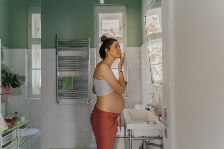 Pregnancy Skin Care: प्रेगनेंसी में चेहरे के दिखने लगे है दाग-धब्बे, तो ये नेचुरल तरीके ट्राई करें