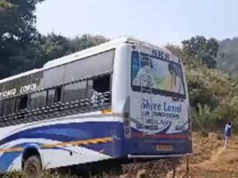 odisha-bus-from-west-bengal-falls-into-ditch-in-kandhamal-32-people-injured