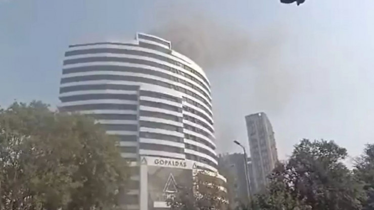 delhi Fire breaks out in Gopaldas building of Connaught Place, 15 fire tenders on the spot