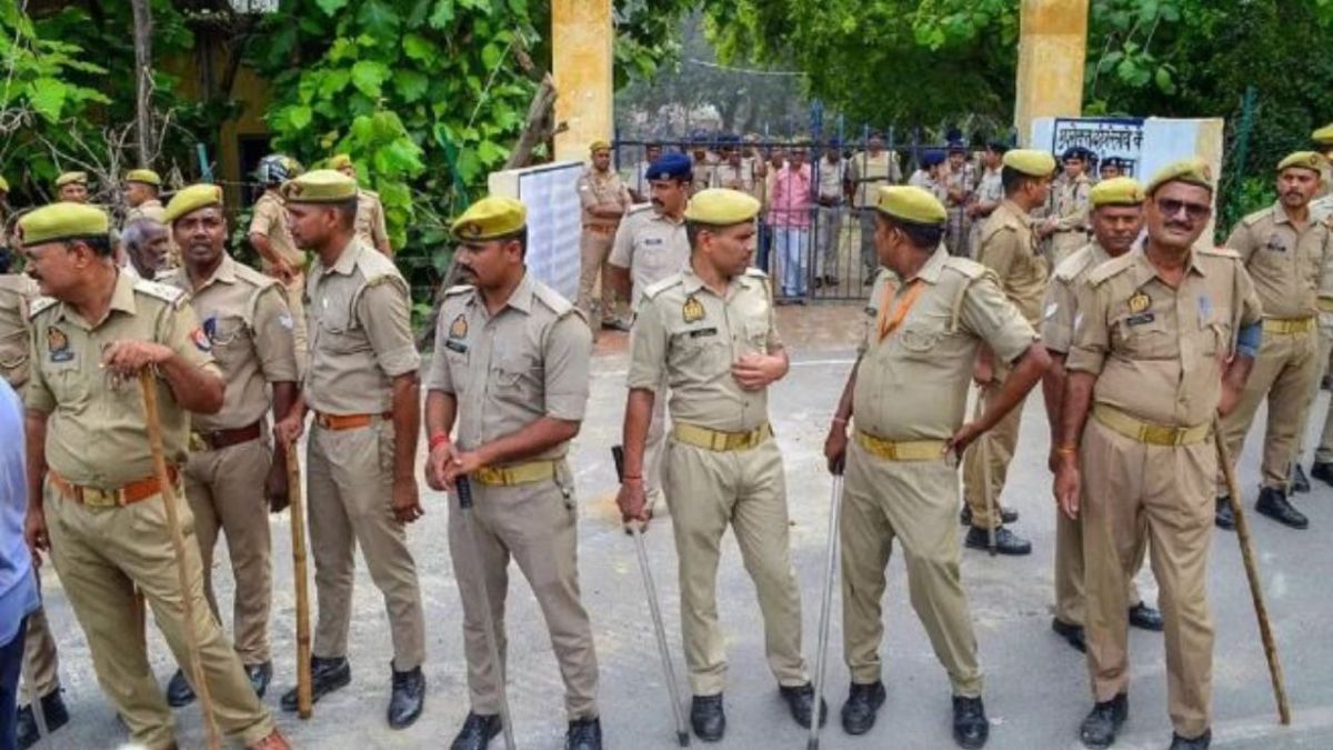 यूपी पुलिस भर्ती परीक्षा को लेकर सिक्योरिटी टाइट, सॉल्वर गैंग के खिलाफ STF का बड़ा एक्शन, कई जिलों से हुई गिरफ्तारी!