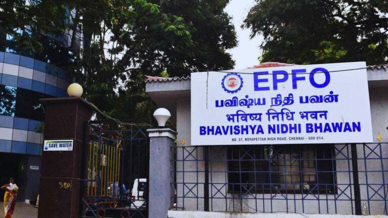 PF खाताधारकों की जमा राशि की ब्याज में हो सकती है बड़ी कटौती, EPFO द्वारा Interest Rate 8% करने की संभावना