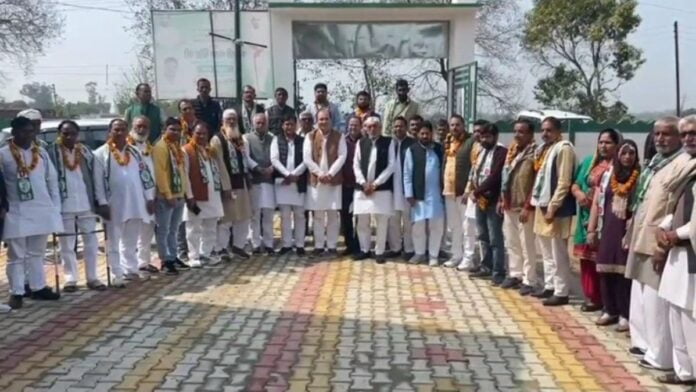 Shamli: Dozens of workers left SP and joined RLD, Devanand became city president!