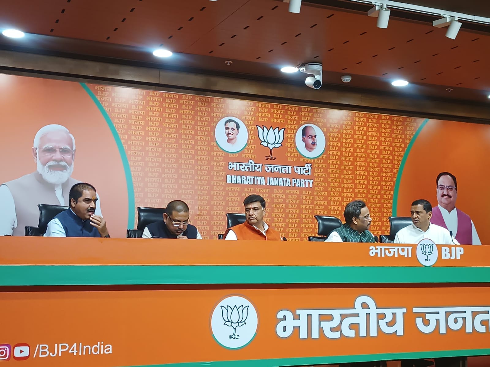 Loksabha Elections से पहले यूपी कांग्रेस को बड़ा झटका, BJP में शामिल हुए पूर्व विधायक Ajay Kapoor!