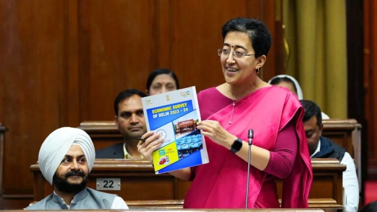 दिल्ली की महिलाओं के लिए केजरीवाल सरकार का बड़ा तोफहा, हर महीने एक हजार रूपये देने का एलान