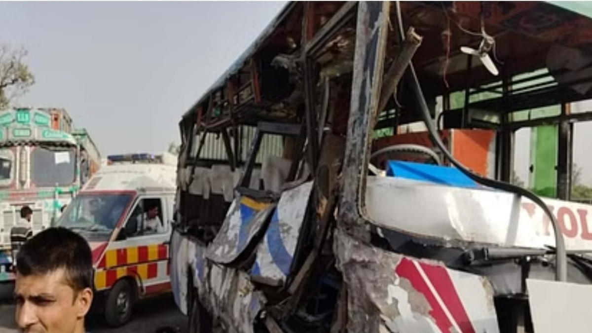 unnao-road-accident-speeding-dumper-hits-bus-hard-7-killed-20-injured-in-accident