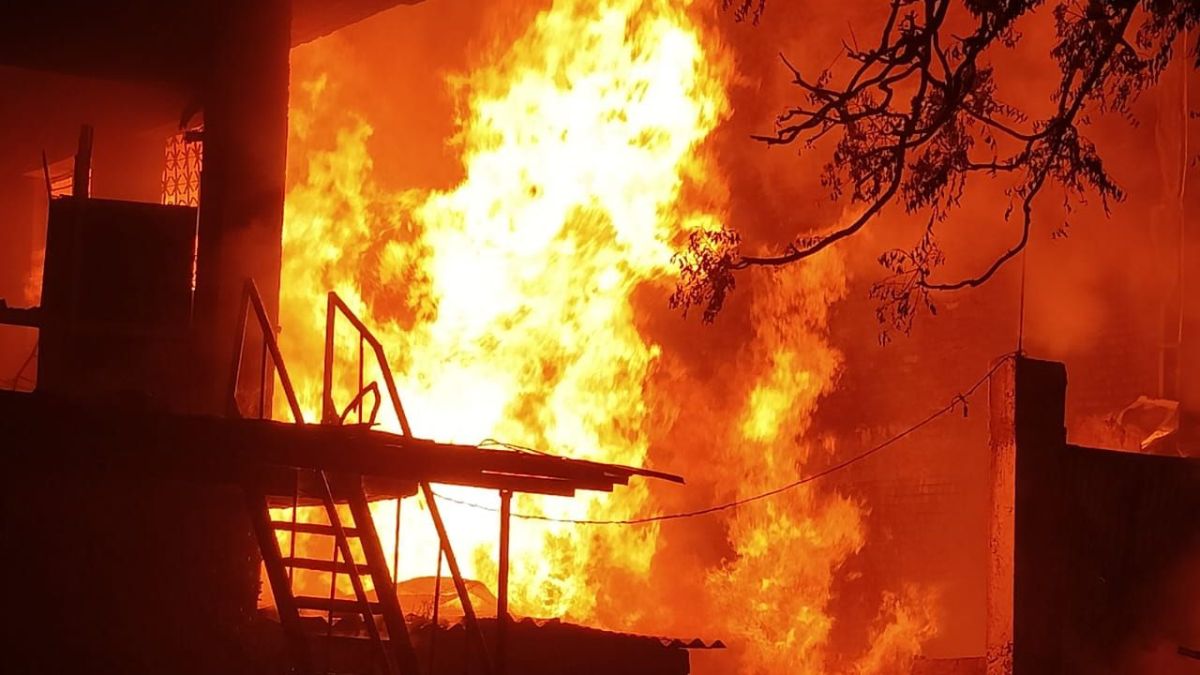 Kanpur Fire: Massive fire breaks out in scrap godown, goods worth Rs 50 lakh destroyed, around 12 fire tenders on the spot!