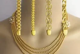 Gold Chain Designs: अगर आप भी अपनी बहू को कोई खास तोहफा देना चाहती है तो इसके लिए नीचे दिए गए गोल्ड चेन के बेस्ट डिजाइंस देख सकती हैं।