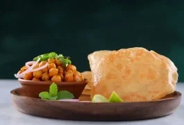 Chole Bhature Recipe: अगर आपको चटपटा खाने का पसंद है तो आप घर पर ही बाजार जैसा छोले भटूरे बना सकती हैं।