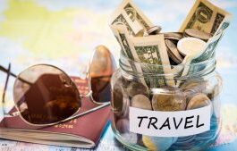 Money Saving Travel Tips: आज इस आर्टिकल में हम आपको यात्रा के दौरान फिजूल खर्ची के अलावा ट्रैवल सेविंग टिप्स के बारे में बताएंगे।
