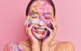 Skin Care Tips: अगर अबीर-गुलाल चेहरे पर लग जाए तो उसे हटाना आसान होता है, लेकिन अगर पक्के रंगों से होली खेली जाए तो उसका रंग त्वचा में समा जाता है।