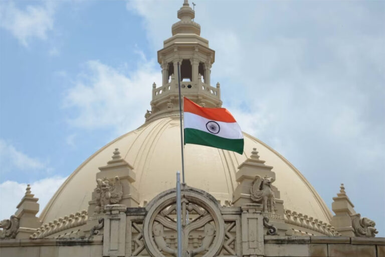 यूपी के अफसरो सोचो : जनता के जूते से क्यों पिटोगे ?