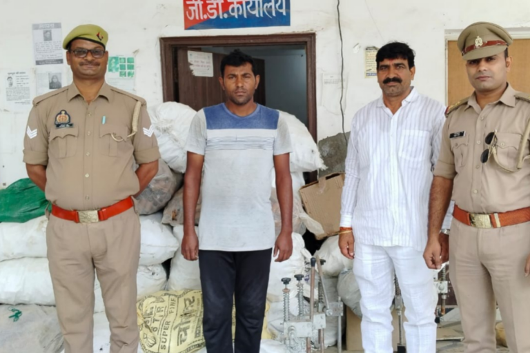 पुलिस ने बरामद किए 1600 बम, दो युवकों को किया गिरफ्तार, देखें वीडियो