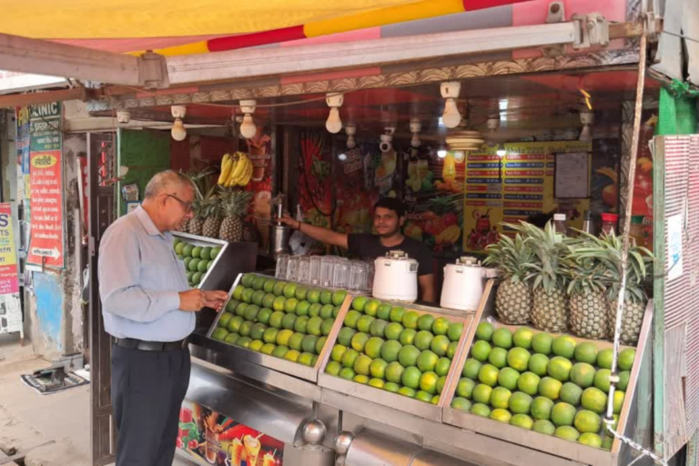 गाजियाबाद में जूस विक्रेताओं पर एक्शन : 4 को नोटिस. 4 पर FIR