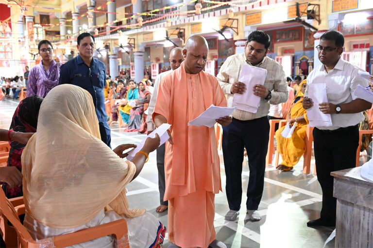 जनता दर्शन में सीएम योगी आदित्यनाथ ने सुनीं 200 लोगों की समस्याएं, बच्चों से की बातचीत और उन्हें चाकलेट दी।