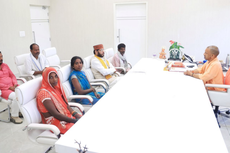 Amethi के पीड़ित परिवार से मिले सीएम योगी, न्याय का दिलाया भरोसा