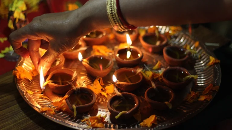 Diwali 2024: दिवाली के त्यौहार पर दीयों का महत्व जानिए कितने दीयों का जलाना है महत्वपूर्ण!