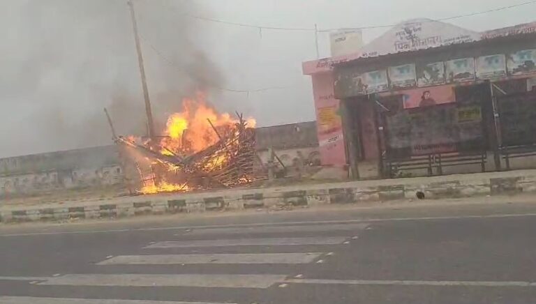 युवक के चाय के खोके में तेल डालकर किया राख, पुलिस में शिकायत दर्ज…जाने पूरा मामला