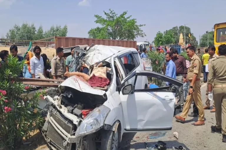 कानपुर हाईवे पर ट्रक और कार के बीच भीषण टक्कर