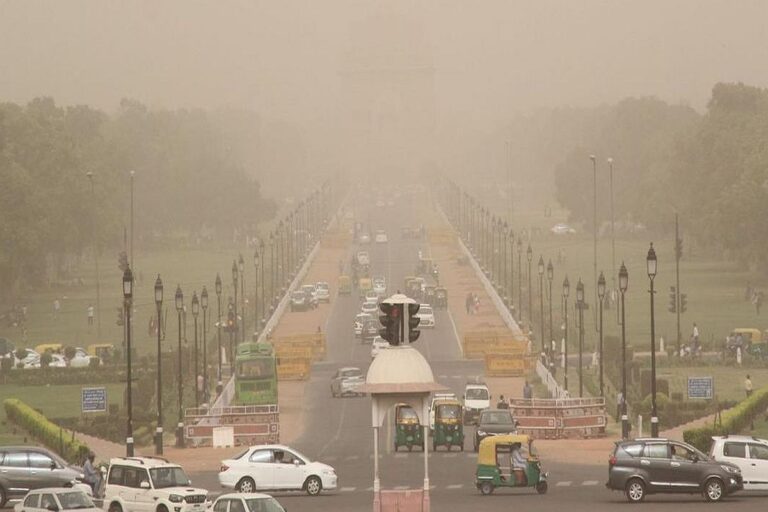 दिल्ली के प्रदूषण से खुद को रखें सेफ, बचाव के लिए आजमाएं ये टिप्स