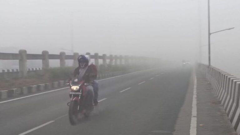 Kanpur Weather Update: कानपुर में पंजाब-हरियाणा की धुंध का असर… पारा लुढ़का, दृश्यता घटी, ठंड बढ़ी