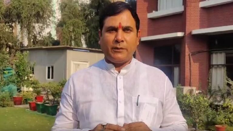 लोनी विधायक नंदकिशोर गुर्जर ने की झुग्गियों की लाइव रेड, केजरीवाल पर आरोप लगाते हुए एलजी को लिखा पत्र