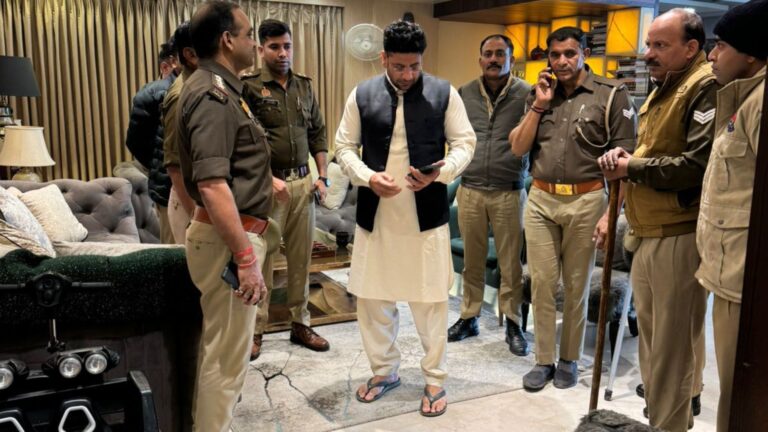 Amroha Breaking: कांग्रेस कार्यकर्ताओं को किया नजरबंद, भारी पुलिस बल तैनात, यूपी सरकार पर उठे गंभीर सवाल