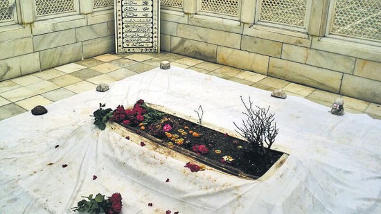 Aurangzeb Grave Row