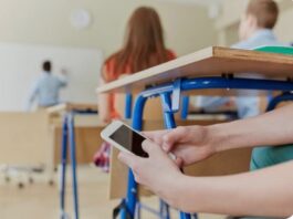 Smartphone Ban In School:क्या स्कूलों में फोन बैन से होने से बदलेगा छात्रों का व्यवहार? जानिए सर्वे में क्या आई रिपोर्ट