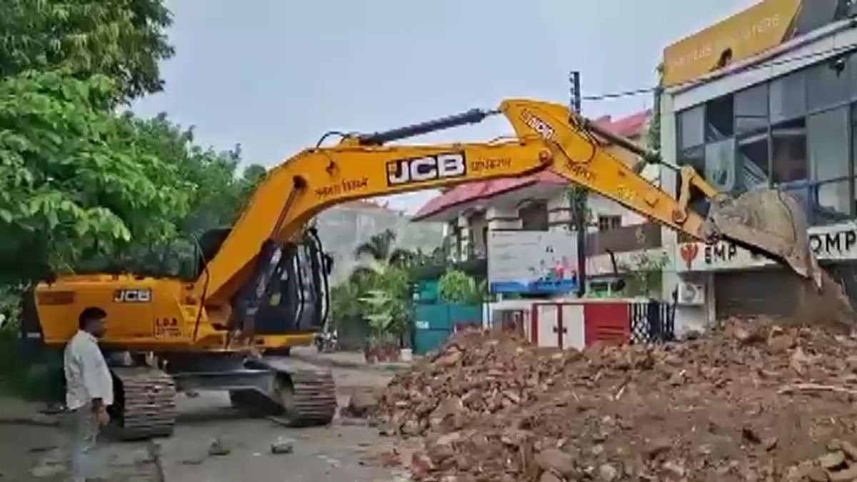 lda-bulldozer-action-on-aliganj-fire-building-after-15-deaths-lucknow-2