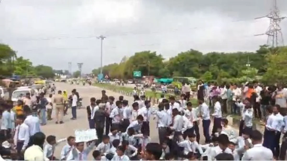 Lucknow students protest over teacher shortage