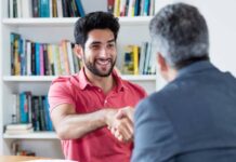 Career Tips: बिना किसी स्पेशल डिग्री के भी मिल सकती है अच्छी नौकरी? जाने कौन सा करियर ऑप्शन है बेस्ट