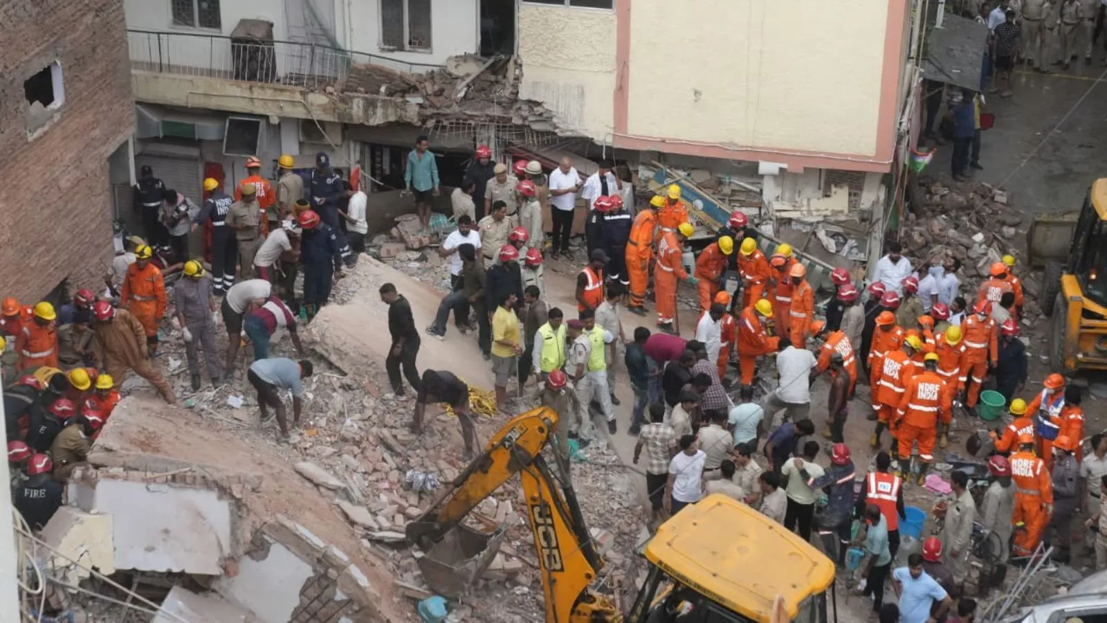 delhi-building-collapse